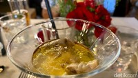 Kemudian pengunjung juga dihidangkan burrata cheese yang disajikan dengan Hokkaido Oyster yang dimarinasi dengan fresh tomato jelly. Foto: detikcom
