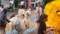 Parade hewan dan mascot di Scientia Square Park.