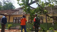Sejumlah petugas gabungan melakukan identifikasi kerusakan salah satu gedung SDN 1 Tambakmenjangan, Lamongan.