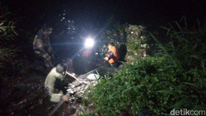 Seorang pria bernama Irfan nekat melakukan percobaan bunuh diri di sungai Citarum, Jembatan Pamentasan, Desa Mekarahayu, Kecamatan Margaasih Kabupaten Bandung, Minggu (5/11/2023).