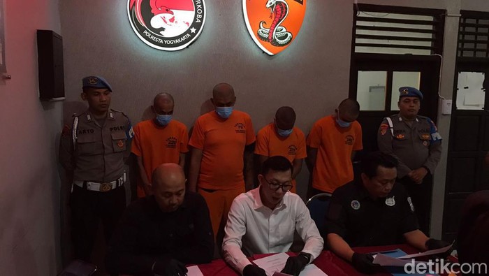 Sindikat pengedar narkotika di Kota Jogja. Dalam kasus ini polisi menyita 19 paket ganja dan ribuan pil sapi. 

Foto jumpa pers di Mapolresta Jogja, Senin (6/11/2023).