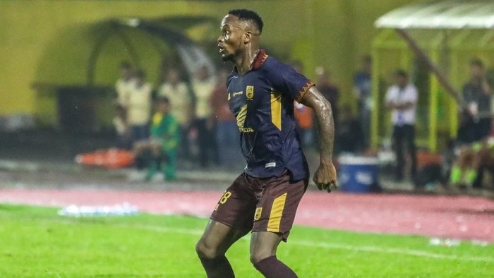 Striker PSM Makassar Victor Mansaray.