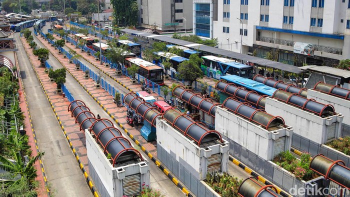 Tahun Depan Terminal Blok M Akan Direvitalisasi Terminal Blok M di Jakarta Selatan, akan direvitalisasi tahun depan. Pembenahan tersebut dilakukan untuk mengintegrasikan Terminal Blok M dengan MRT Jakarta.