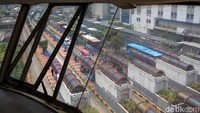 Terminal Blok M adalah salah satu terminal yang menghubungkan masyarakat Jakarta yang hendak berpergian ke sejumlah wilayah seperti ke arah Jakarta Kota dan Manggarai. Terminal Blok M juga menjadi salah satu tempat bagi bus untuk berhenti ketika tidak mengangkut penumpang.  