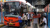 Sejumlah penumpang tengah menunggu Bus Transjakarta di Terminal Blok M, Jakarta Selatan, Senin (6/10/2023).  