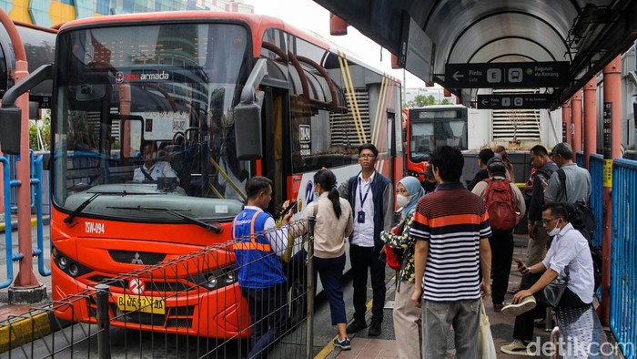 Terminal Blok M di Jakarta Selatan, akan direvitalisasi tahun depan. Pembenahan tersebut dilakukan untuk mengintegrasikan Terminal Blok M dengan MRT Jakarta.