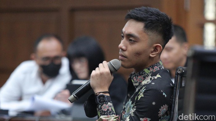 Mario Dandy Satriyo menjadi saksi dalam kasus dugaan korupsi eks Pejabat Ditjen Pajak Kemenkeu Rafael Alun. Tangis Mario langsung pecah saat memeluk sang ayah.