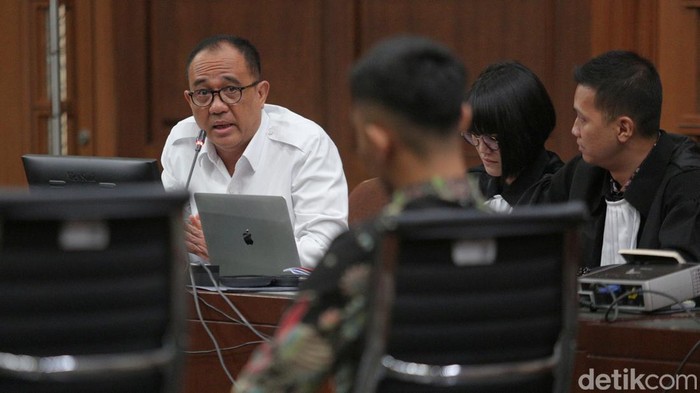 Mario Dandy Satriyo menjadi saksi dalam kasus dugaan korupsi eks Pejabat Ditjen Pajak Kemenkeu Rafael Alun. Tangis Mario langsung pecah saat memeluk sang ayah.