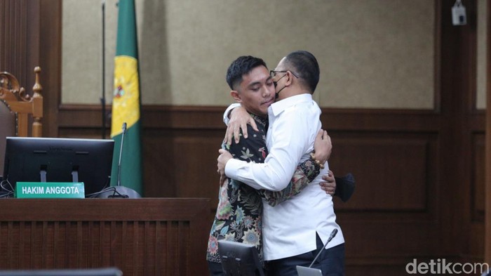 Tangis Mario Dandy jadi Saksi Sidang Kasus Korupsi Rafael Alun Mario Dandy Satriyo menjadi saksi dalam kasus dugaan korupsi eks Pejabat Ditjen Pajak Kemenkeu Rafael Alun. Tangis Mario langsung pecah saat memeluk sang ayah.