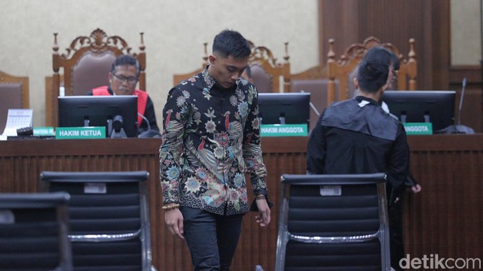 Mario Dandy Satriyo menjadi saksi dalam kasus dugaan korupsi eks Pejabat Ditjen Pajak Kemenkeu Rafael Alun. Tangis Mario langsung pecah saat memeluk sang ayah.
