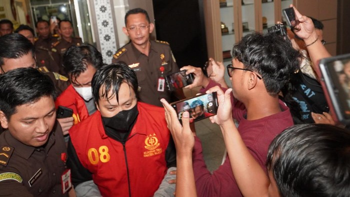 Tiga tersangka gratifikasi pajak di giring ke mobil tahanan. (istimewa)