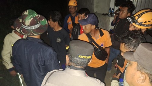 Tim SAR gabungan mengevakuasi enam pendaki tersesat di Gunung Adeng, Baturiti, Kabupaten Tabanan, Bali, Senin dini hari (6/11/2023). (Foto: Istimewa)