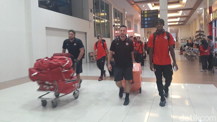 Timnas Kanada tiba di bandara Adi Soemarmo, Boyolali. Ada Jeevan Badwal, bintang Timnas Kanada U-17.