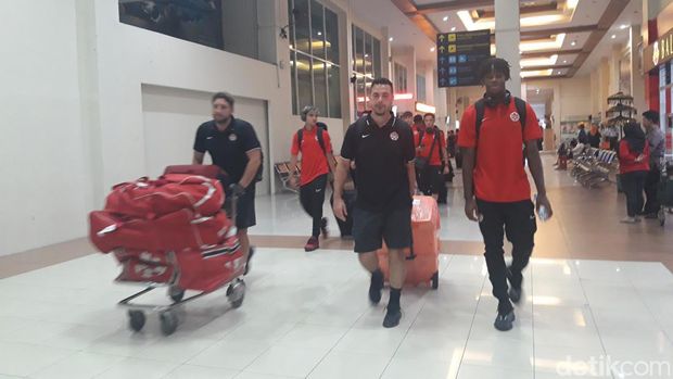 Timnas Kanada tiba di bandara Adi Soemarmo, Boyolali. Ada Jeevan Badwal, bintang Timnas Kanada U-17.
