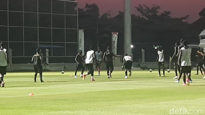 Timnas Mali melakukan latihan di Lapangan Sriwaru, Solo, Senin (6/11/2023)