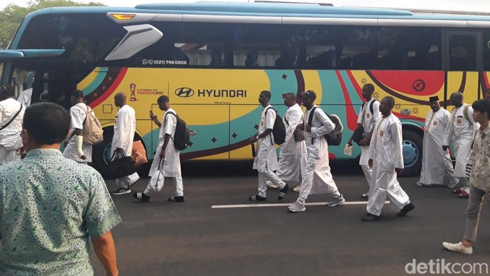 Timas U-17 Mali tiba di Bandara Adi Soemarmo, Boyolali, Senin (6/11/2023)