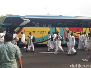 Berseragam Gamis Putih, Timnas Mali U-17 Tiba di Bandara Boyolali