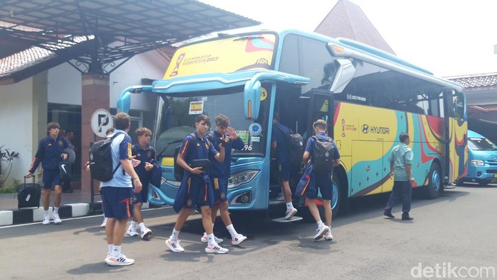 Timnas Spanyol U-17 tiba di bandara Adi Soemarmo, Boyolali, Senin (6/11/2023).