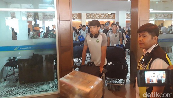Timnas Uzbekistan U-17 tiba di bandara Adi Soemarmo, Boyolali, Senin (6/11/2023).