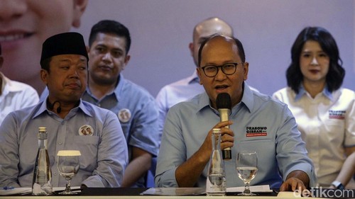 Susunan Tim Kampanye Nasional (TKN) Koalisi Indonesia Maju (KIM) akan diumumkan. Cawapres dari KIM, Gibran Rakabuming Raka, menghadiri acara tersebut.