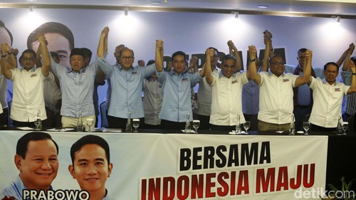 Susunan Tim Kampanye Nasional (TKN) Koalisi Indonesia Maju (KIM) akan diumumkan. Cawapres dari KIM, Gibran Rakabuming Raka, menghadiri acara tersebut.