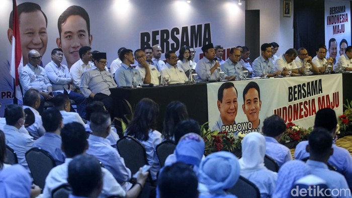 Susunan Tim Kampanye Nasional (TKN) Koalisi Indonesia Maju (KIM) akan diumumkan. Cawapres dari KIM, Gibran Rakabuming Raka, menghadiri acara tersebut.