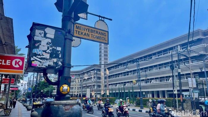 Tombol penyeberangan di trotoar Jl Asia Afrika, Kota Bandung