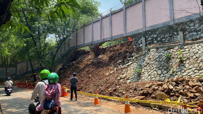 Turap pembatas dinding Taman Margasatwa Ragunan Jakarta Selatan ambrol usai diguyur hujan Minggu (5/11/2023) kemarin.