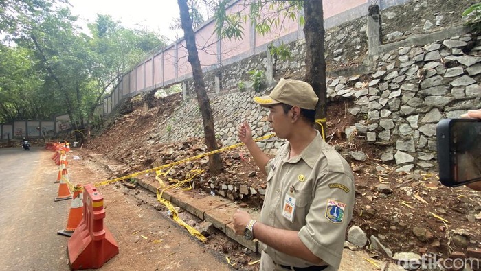 Turap pembatas dinding Taman Margasatwa (TM) Ragunan ambrol ke arah Jalan Harsono RM. Pengelola TM Ragunan memastikan tak ada korban dalam insiden tersebut. (Devi Puspitasari/detikcom)