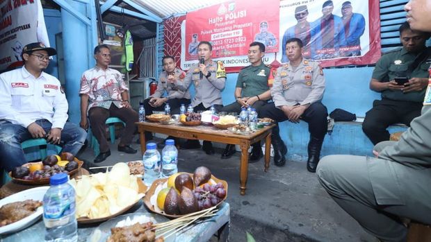 Wakapolres Jaksel AKBP Harun didampingi Kapolsek Mampang Kompol David Kanitero mengecek Satkamling di wilayah Polsek Mampang.