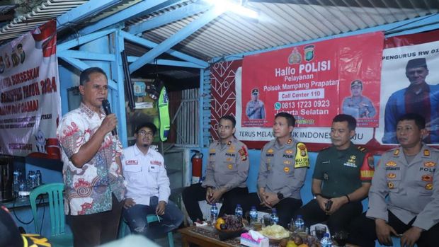 Wakapolres Jaksel AKBP Harun didampingi Kapolsek Mampang Kompol David Kanitero mengecek Satkamling di wilayah Polsek Mampang.