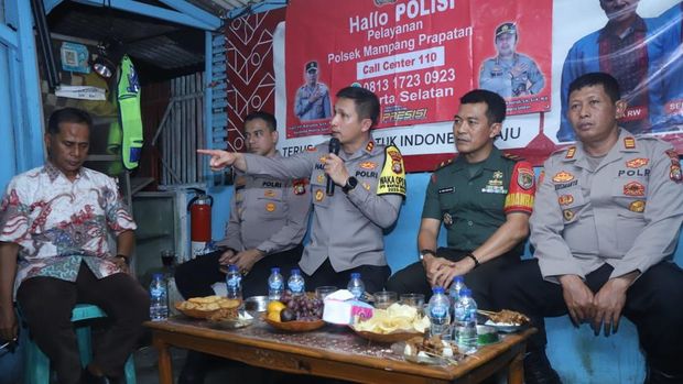 Wakapolres Jaksel AKBP Harun didampingi Kapolsek Mampang Kompol David Kanitero mengecek Satkamling di wilayah Polsek Mampang.