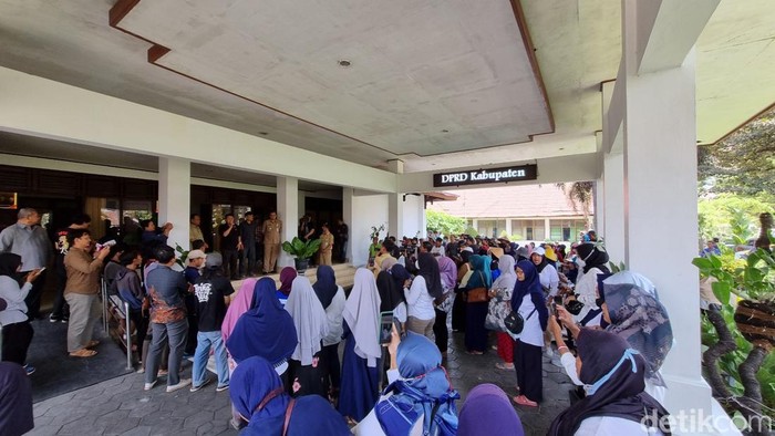 Warga Ponggok 2 Jetis Bantul geruduk DPRD Bantul, Senin (6/11/2023). Mereka menolak pembangunan instalasi pengolahan limbah tinja (IPLT),