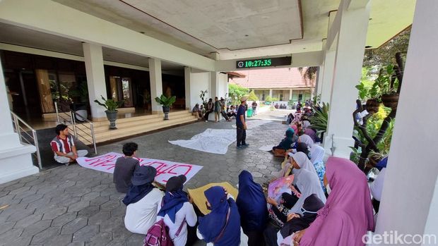 Warga Ponggok 2 Jetis Bantul geruduk DPRD Bantul, Senin (6/11/2023). Mereka menolak pembangunan instalasi pengolahan limbah tinja (IPLT),