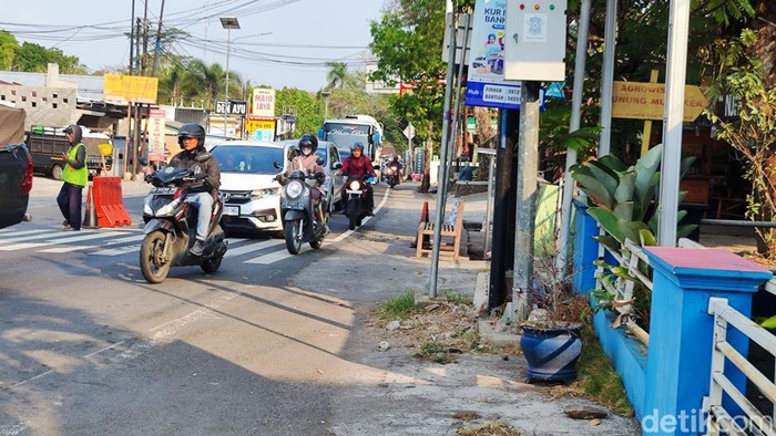 Antrean panjang kendaraan di perempatan Patuk akibat buka tutup Jalan Jogja-Wonosari, Selasa (7/11/2023) pukul 17.00 WIB