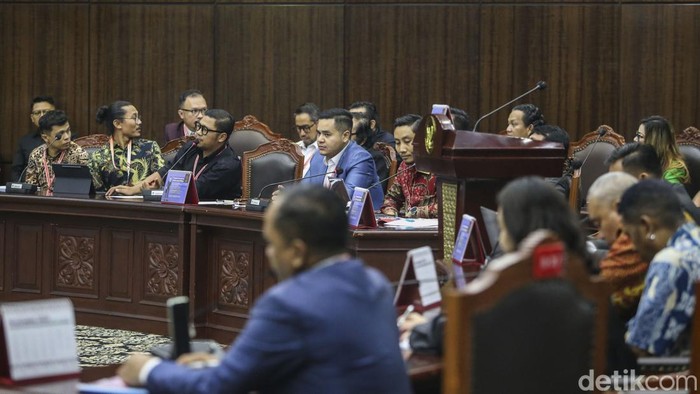 MKMK membacakan putusan nomor 2/MKMK/L/11/2023. Putusan itu terkait dugaan pelanggaran etik hakim Mahkamah Konstitusi (MK) dengan terlapor Ketua MK Anwar Usman.