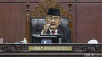 MKMK juga menjatuhi sanksi lain terhadap Anwar. MKMK menyatakan Anwar Usman tidak boleh melibatkan diri dalam perkara perselisihan hasil Pemilu.