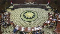 Ketiga, Ceramah hakim terlapor mengenai kepemimpinan usia muda di Universitas Islam Sultan Agung Semarang, berkaitan erat dengan perkara menyangkut syarat usia capres cawapres sehingga terbukti melanggar Sapta Karsa Hutama prinsip ketakberpihakan.