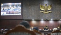 Keempat, Hakim terlapor dan seluruh hakim konstitusi terbukti tidak menjaga keterangan atau informasi rahasia dalam rapat permusyawaratan hakim yang bersifat tertutup, sehingga melanggar prinsip kepantasan dan kesopanan.