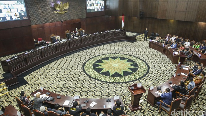 MKMK membacakan putusan nomor 2/MKMK/L/11/2023. Putusan itu terkait dugaan pelanggaran etik hakim Mahkamah Konstitusi (MK) dengan terlapor Ketua MK Anwar Usman.