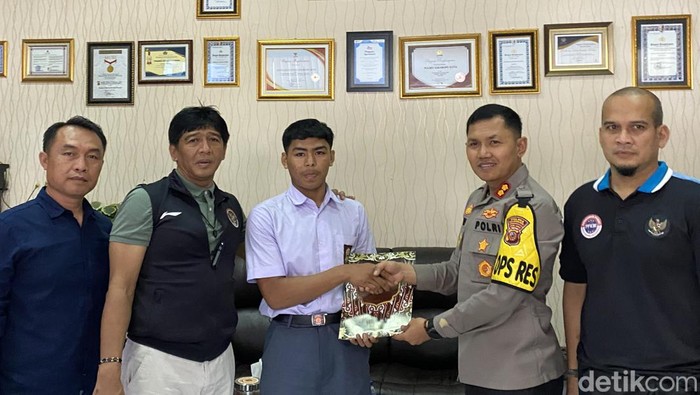 Aqsal saat menerima penghargaan dari Kapolres Sukabumi Kota AKBP Ari Setyawan Wibowo