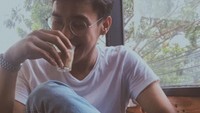 Selain minuman beralkohol, Ardhito Pramono adalah penggemar kopi susu. Duduk di kafe dan memilih kursi di dekat jendela jadi caranya bersantai. Foto: Instagram/ardhitopramono