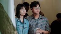 Sambil memantau situasi, sebelum naik panggung Ardhito juga menyantap minuman yang segar. Wajahnya tampak serius sambil memegang segelas minuman kaleng. Foto: Instagram/ardhitopramono