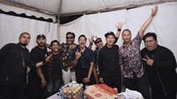 Ketika diundang sebagai pengisi acara, Ardhito Pramono memiliki beberapa rider. Pizza, minuman bersoda, dan camilan ringan lainnya diminta disajikan untuk ia dan timnya. Foto: Instagram/ardhitopramono