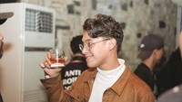 Usai turun panggung, ia juga langsung meminta segelas minuman dingin. Ardhito Pramono merupakan sosok peminum alkohol yang aktif. Foto: Instagram/ardhitopramono