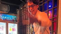 Selain sibuk menulis lagu dan bernyanyi, Ardhito Pramono sosok yang senang hangout. Kafe dan bar menjadi destinasi utamanya untuk bersantai dan relaksasi diri. Foto: Instagram/ardhitopramono