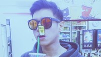 Gaya kocak Ardhito tidak pernah lepas dari dirinya. Ketika bepergian ke luar negeri, Ardhito mengenakan kacamata berwarna oranye sambil memegang segelas soda dingin yang segar. Foto: Instagram/ardhitopramono