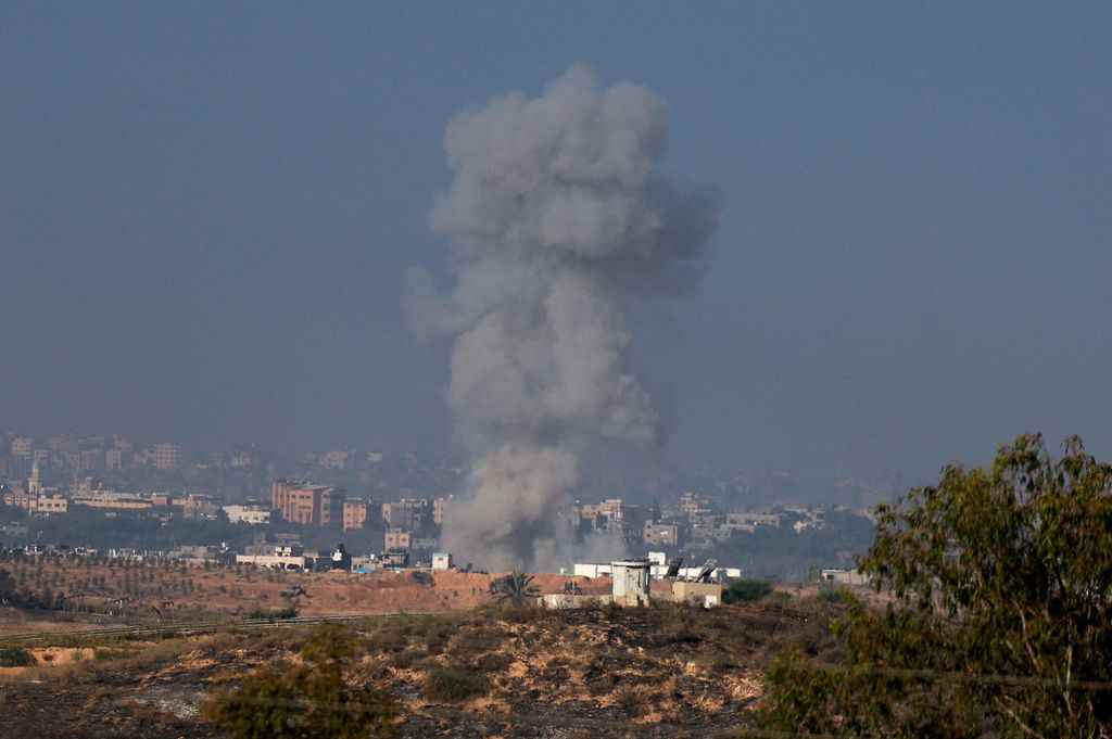 Asap mengepul setelah serangan Israel di Gaza, di tengah konflik yang sedang berlangsung antara Israel dan kelompok Islam Palestina Hamas, seperti yang terlihat dari Sderot di Israel selatan, 7 November 2023. (REUTERS/Ammar Awad)