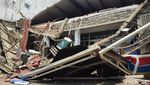 Penampakan Ambruknya Atap Minimarket di Malang