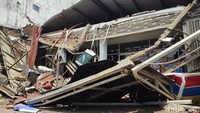 Saat itu, minimarket tengah beroperasi dan dua pekerja sedang memperbaiki AC yang diletakkan di atap depan.